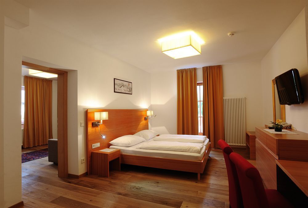 Hotel Teutschhaus Cortina Sulla Strada del Vino Exterior foto
